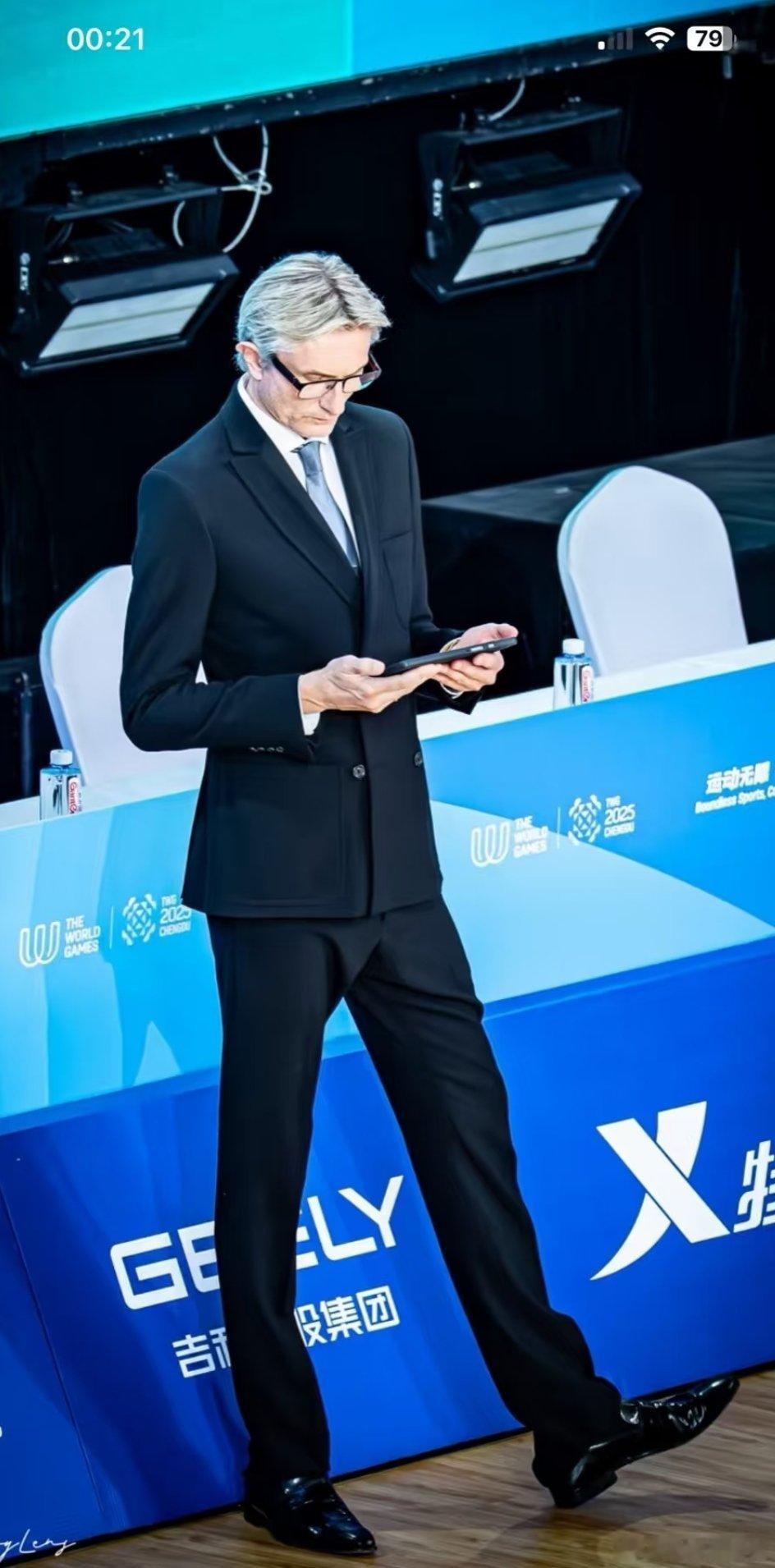 成都世运会的拉丁舞评委！这大长腿，果然男人穿薄底皮鞋味儿才正​​​