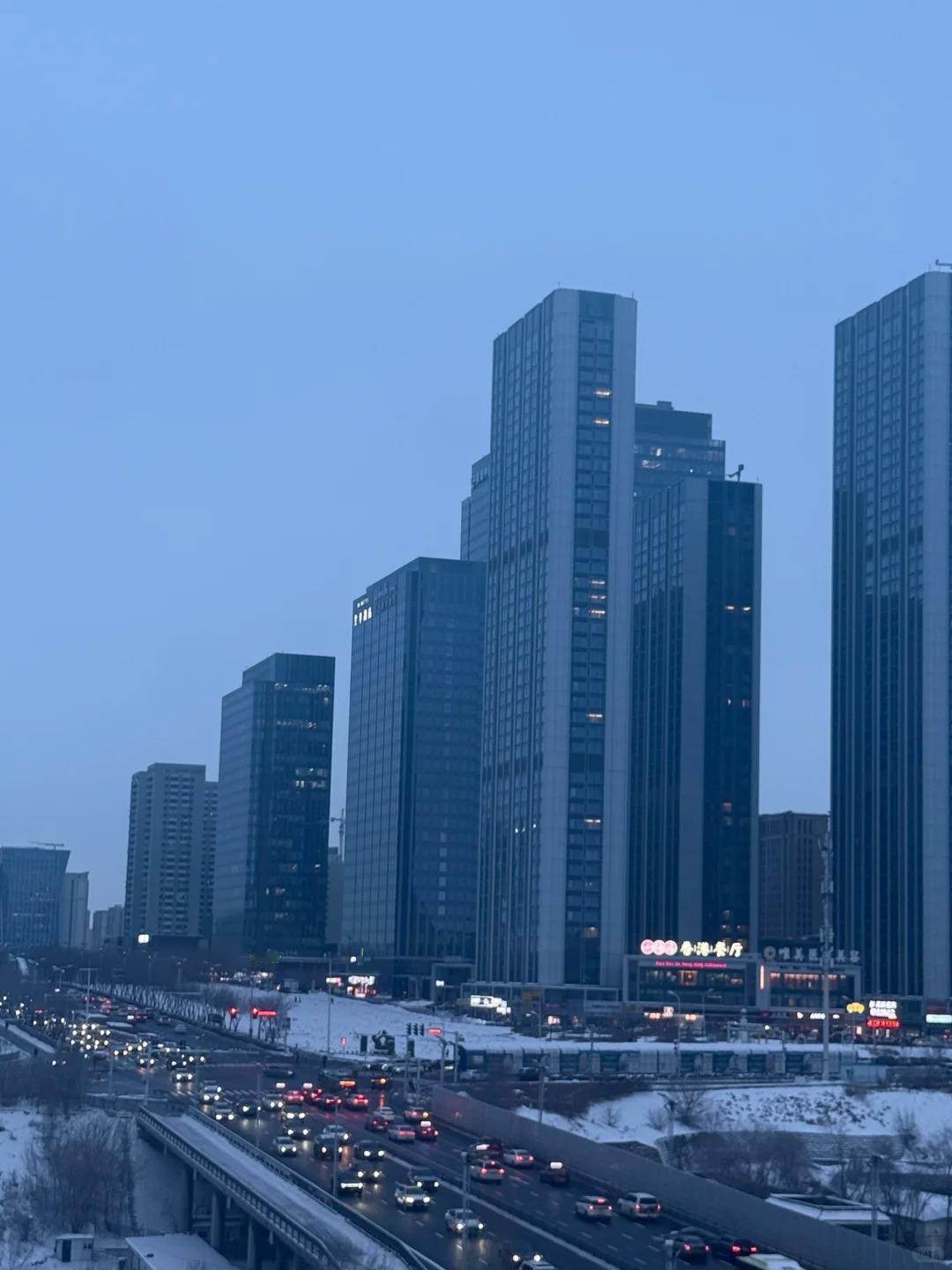 过去兰州可能是西北边陲，或者统御河西走廊的关键，现在兰州这个地位堪忧。繁荣的新疆