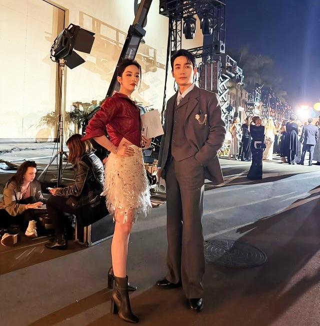 我终于知道为什么朱一龙在刘亦菲面前会紧张到手足无措，却依然忍不住偷偷打量！昨晚洛