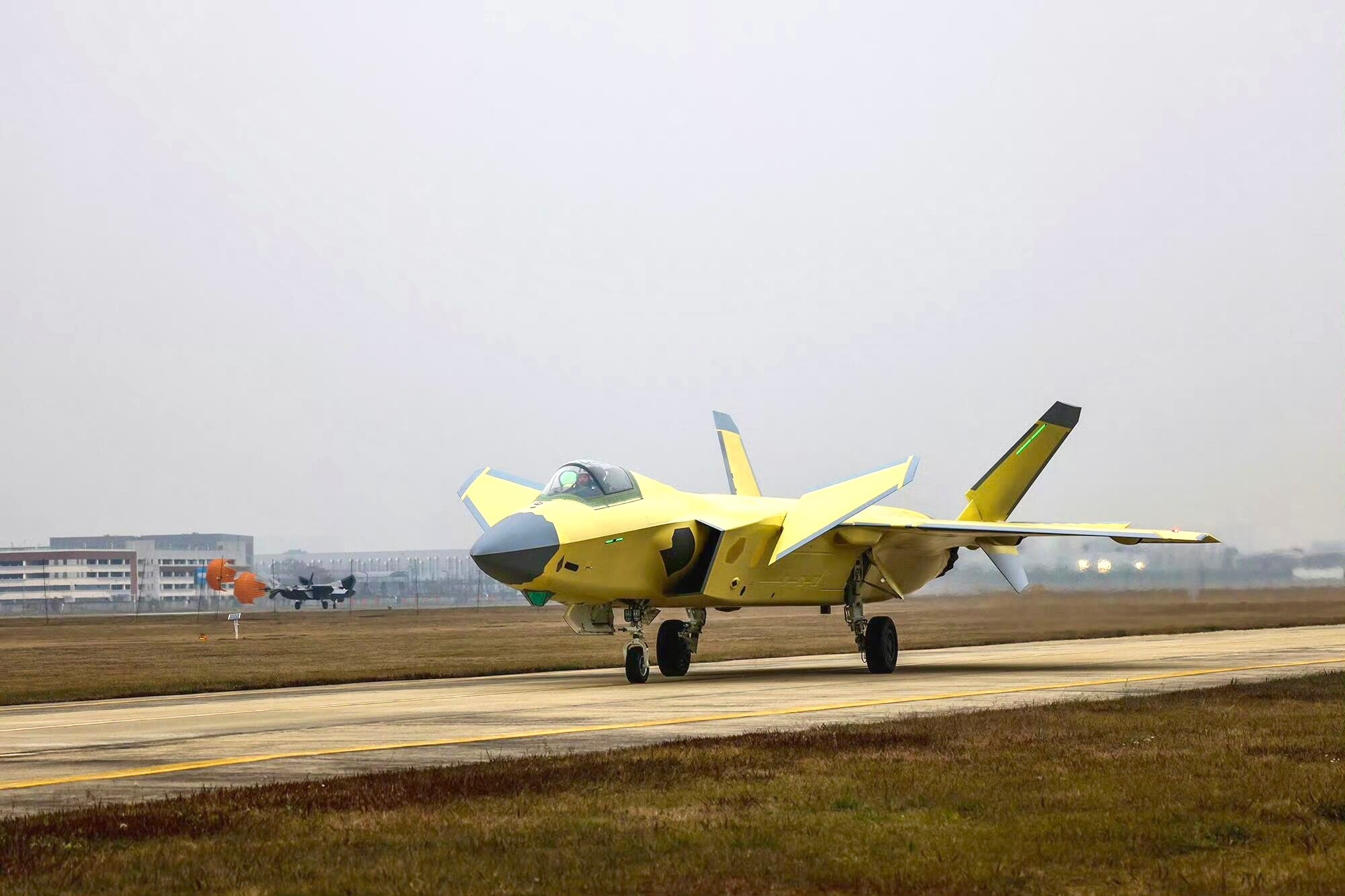 卧槽！成飞刚刚试飞的这架歼-20A黄皮机，是装备涡扇-15“峨眉”发动机的量产型