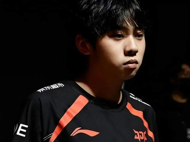 前LPL顶级上单沦落没队要，自述凄惨现状：每天赚几块钱！最近两年随着LPL的热度