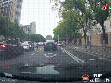 浙江绍兴一位家长开车送孩子上学时，到了校门口就直接让孩子下车，自己则开车离开了，