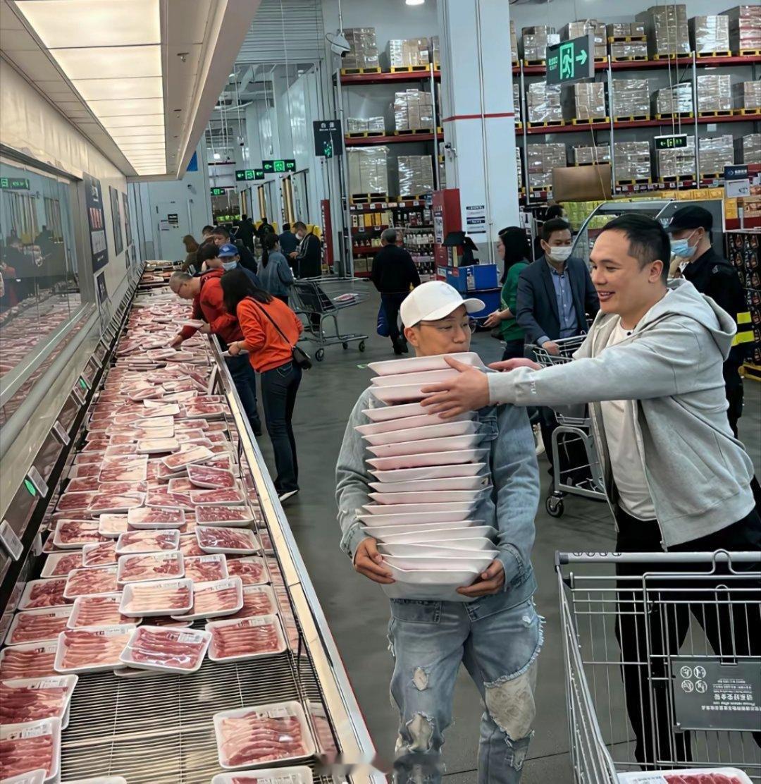 网红就是有钱啊，我们普通人山姆会员都开不起，刘畊宏一下子拿了十几袋进口牛肉。