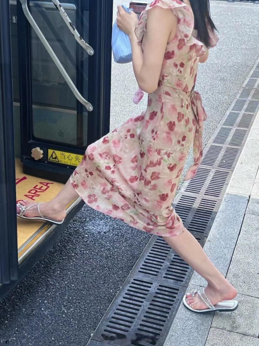 有比这更好看的小凉拖吗～经过我的三买三退！终于找到我的心头好凉拖真的好喜欢什么裙