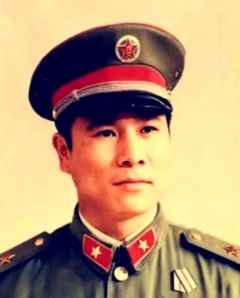他不是冲锋在前的猛将，却用一双眼睛救了一整个指挥部。1979年，谅山的晨雾还没散