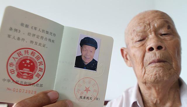 1956年，35岁的农民咳嗽10年，但却一直拒绝就医，一天，他突然用力一咳，一个