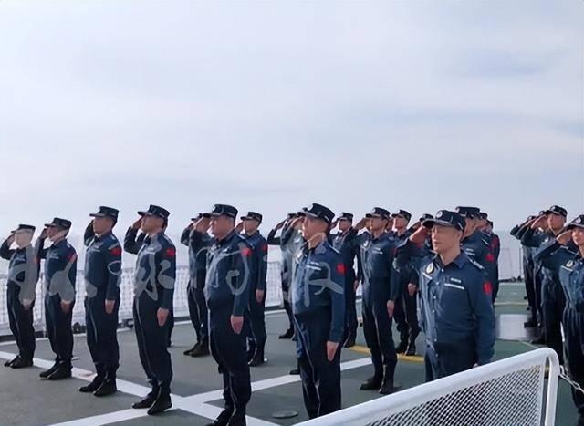 泪目！黄岩岛国庆升旗：海疆卫士的赤诚与坚守2025年10月1日，新中国76周年
