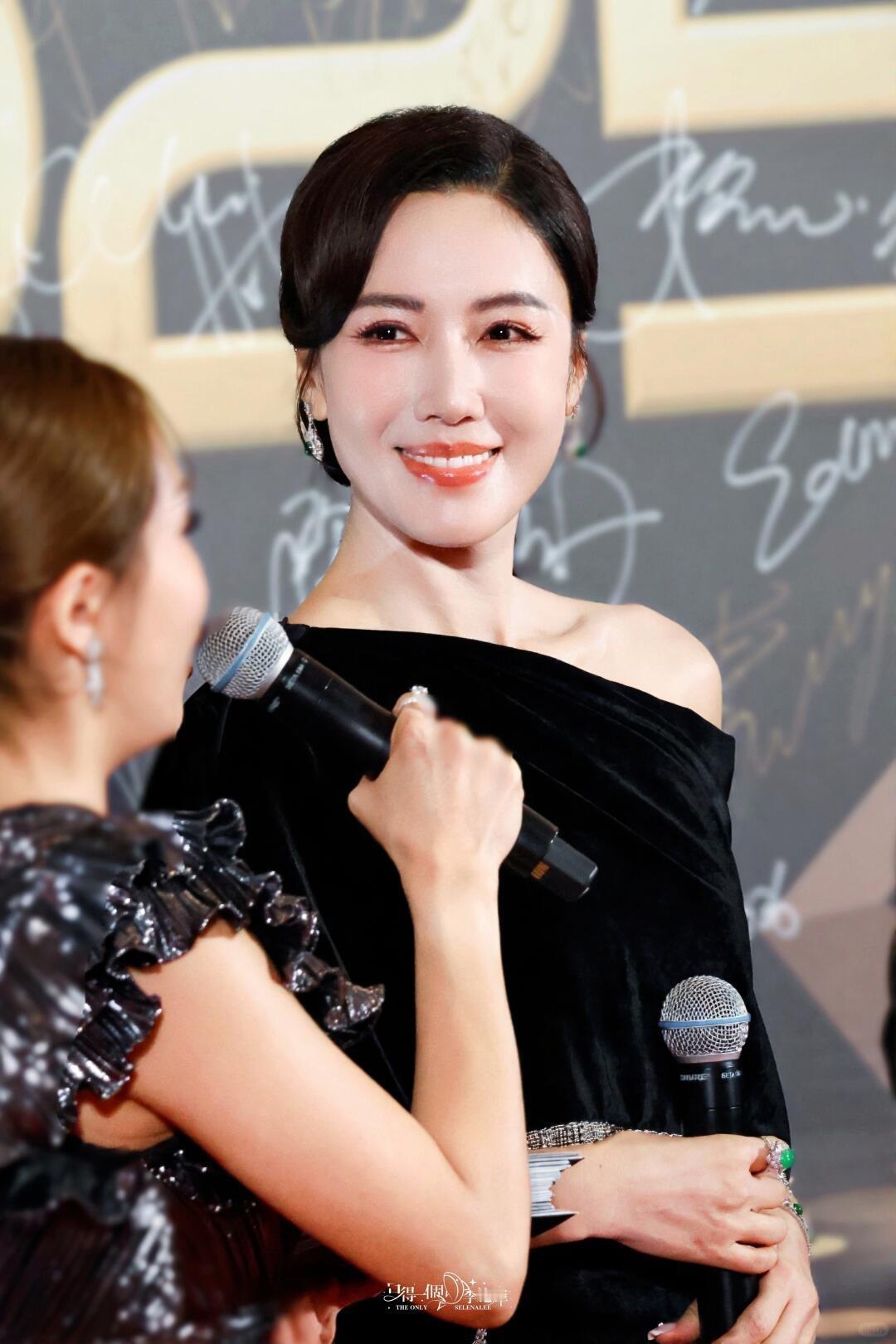 2026TVB万千星辉颁奖典礼刚落幕，全网就为李施嬅炸了！她凭《新闻女王2》里的