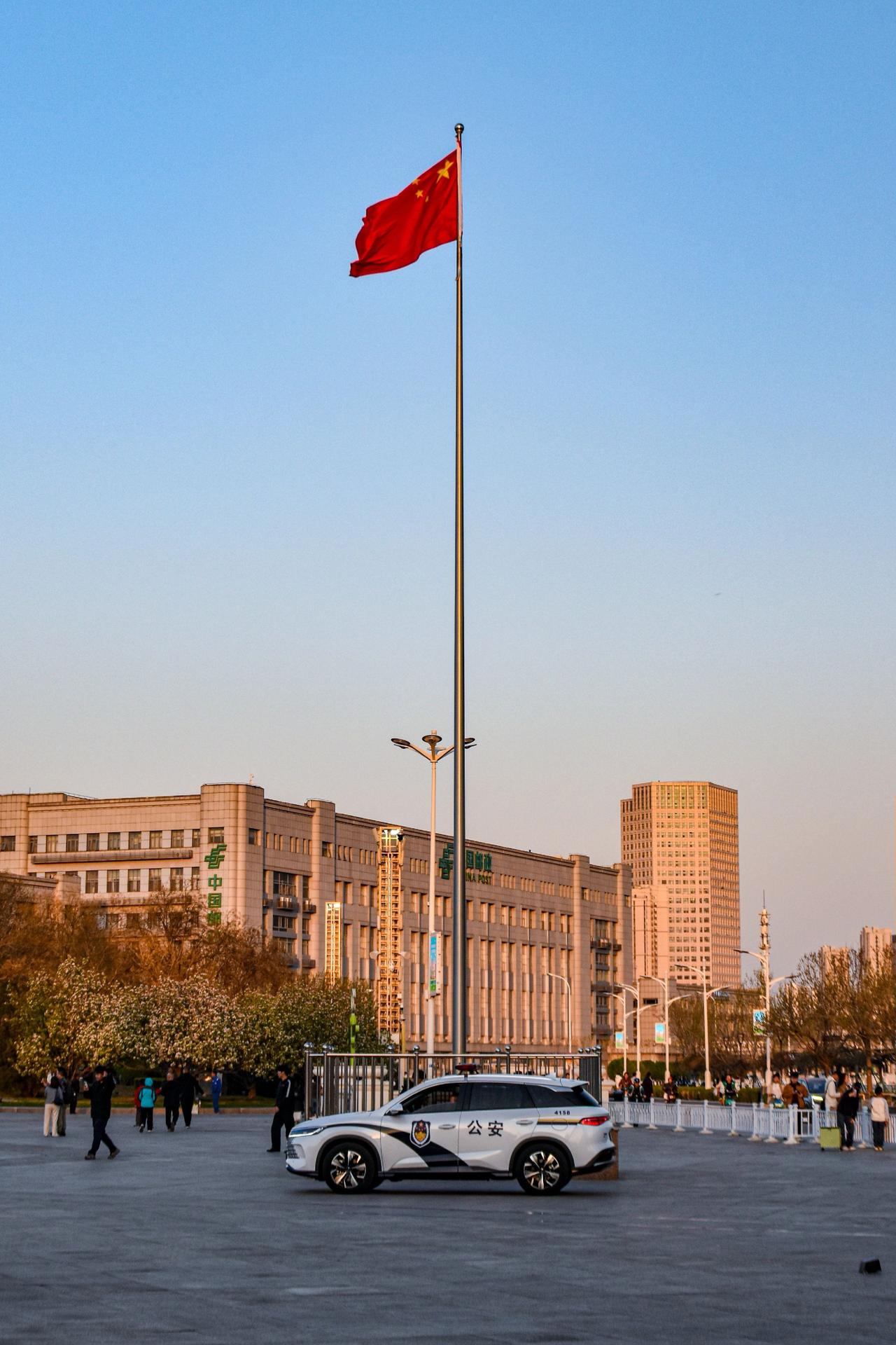 天津站附近执勤车辆