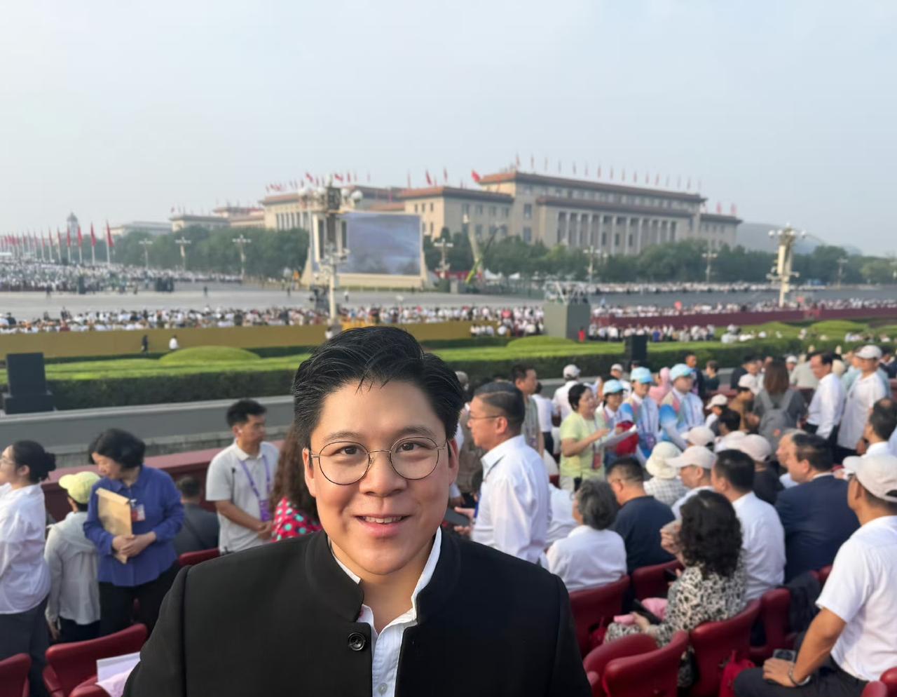 霍家父子的正装，太板正了！无论是西装还是中山装，都给人肃穆正式的厚重感，这个天