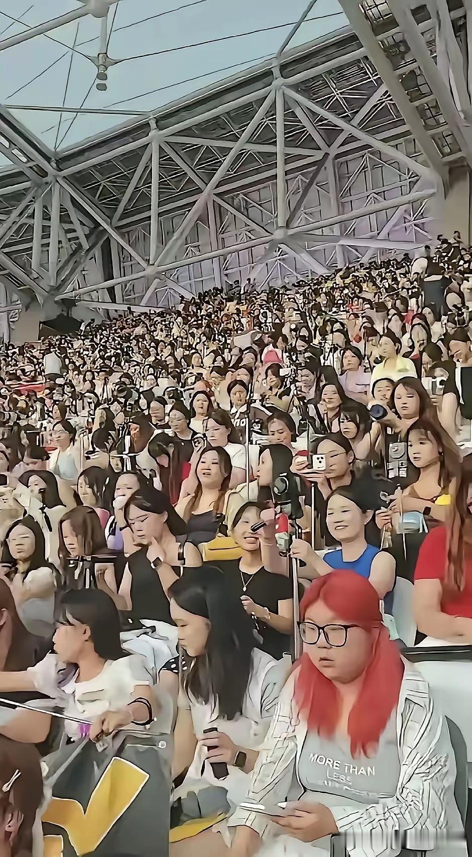 5万人挤爆演唱会现场！网友毒舌点评，戳穿无数家长“富养女”的假象！偌大的体育