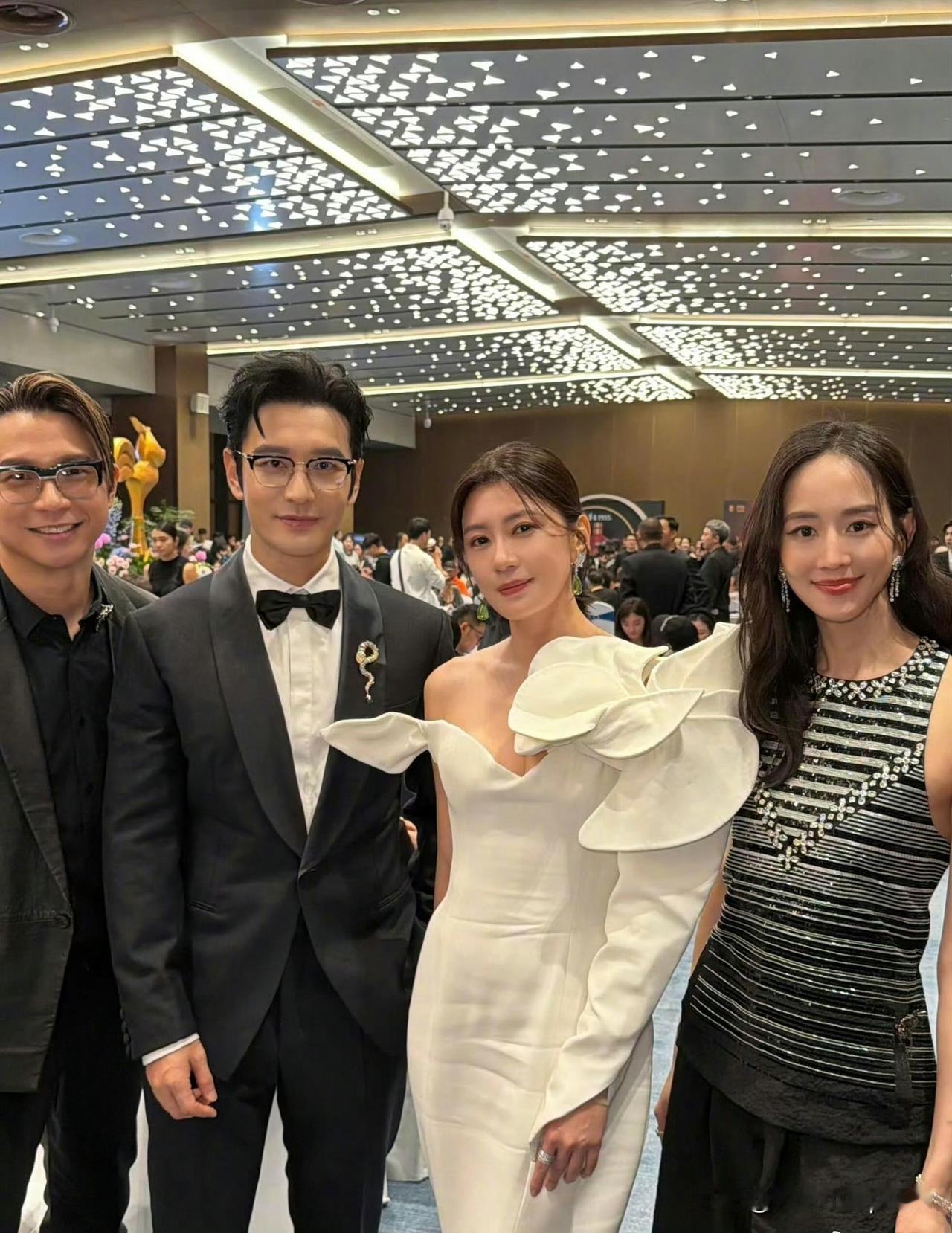 天啊，51岁的贾静雯美美哒！金鸡奖红毯上那身白裙简直美到发光，状态好得不像话。