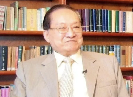 1984年，金庸设家宴款待聂卫平。保姆上了15只大闸蟹，聂卫平狼吞虎咽吃了13只