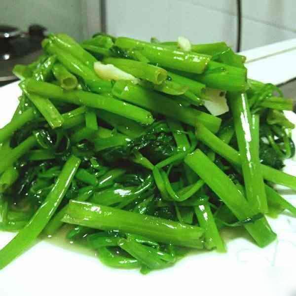 小时候我爸就教我，如果炒青菜不想它黄，让青菜炒的绿油油的。就把青菜倒下去的时候淋