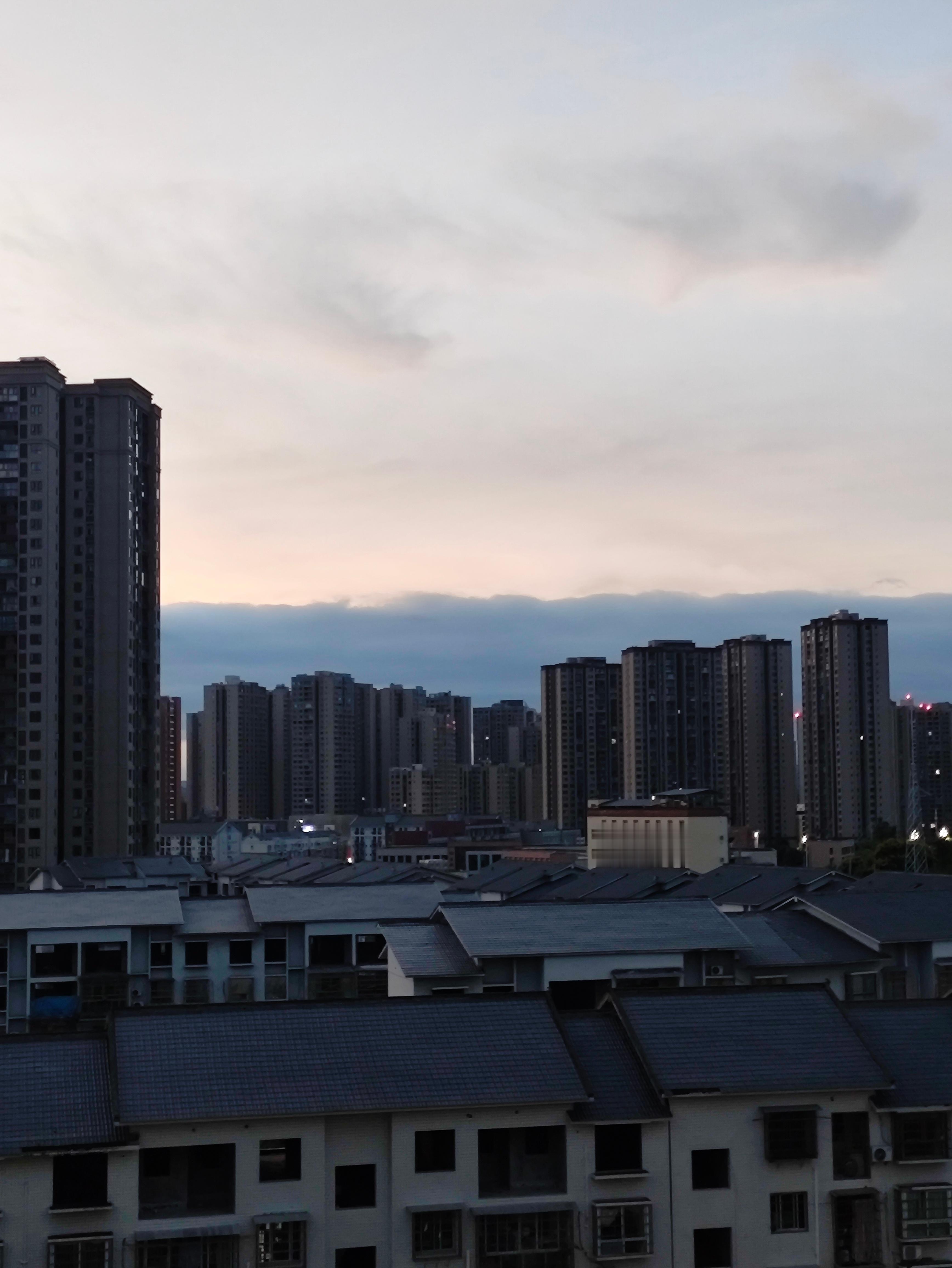 有一段话说得很实在。“年龄大了，就对两件事上瘾：一是攒钱，二是攒健康。为啥攒钱，