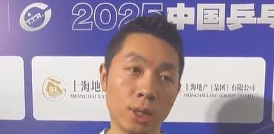 许昕看来真是被气得不轻！跟费浚航的比赛，许昕一直被对手的疑似遮挡发球所困扰，也