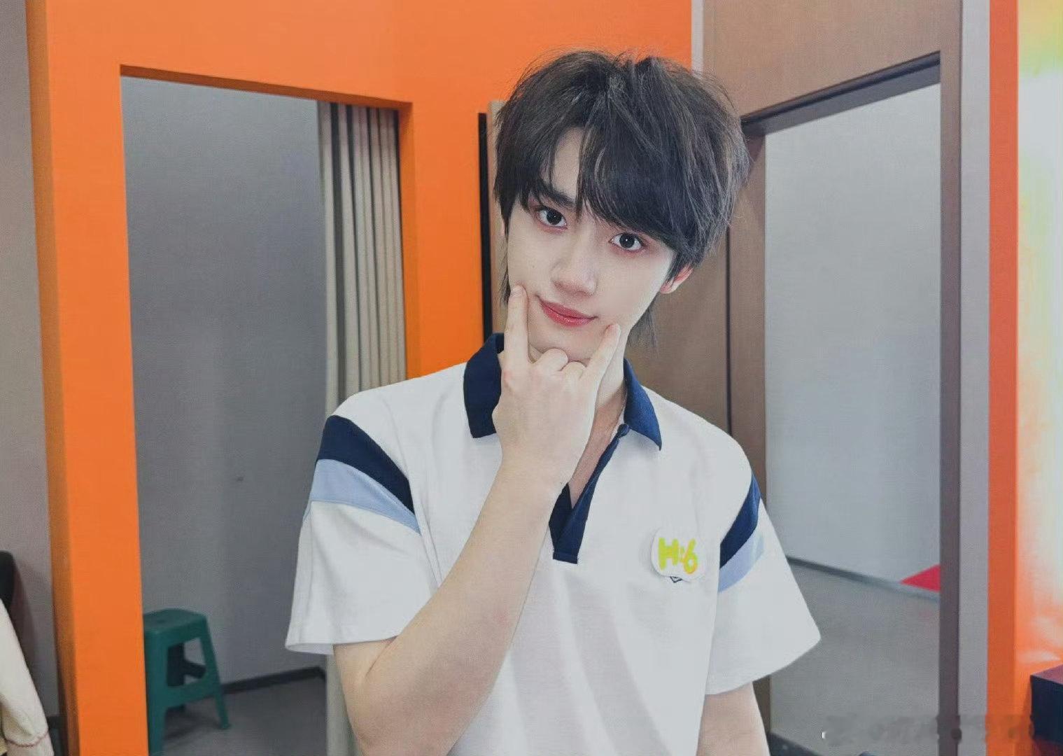 节目里这两位颜值担当太绝！张凌赫身形修长，气质冷峻，帅得让人移不开眼。丁程鑫笑容