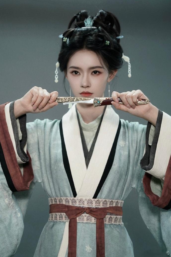 归鸾林允在《归鸾》里的台词功底进步好大！吐字清晰，情绪饱满，无论是快节奏的争执