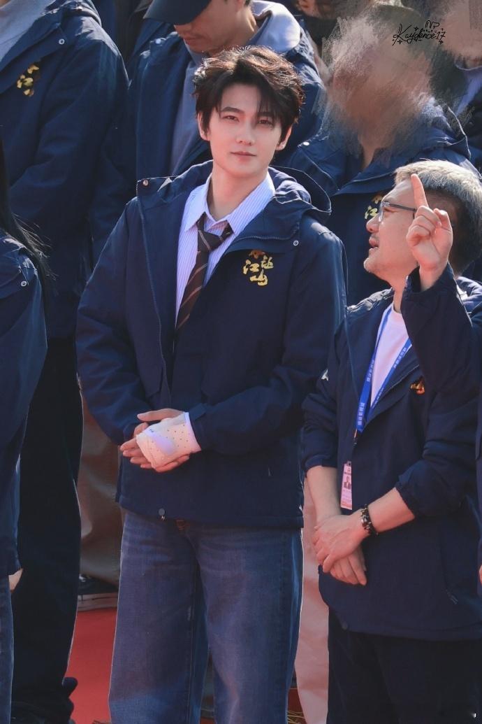 杨洋手打石膏带现身新剧开机现场杨洋的手受伤了杨洋的手受伤了，杨洋手打石膏现身新