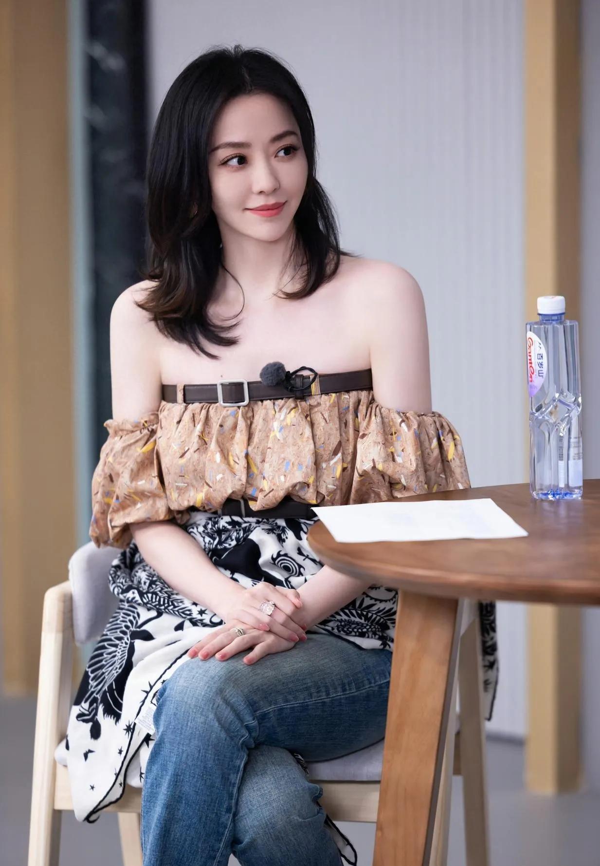 张靓颖杀疯了！一字肩+牛仔裤直接美到封神💥泡泡袖一字肩藏住手臂肉肉，高腰微喇