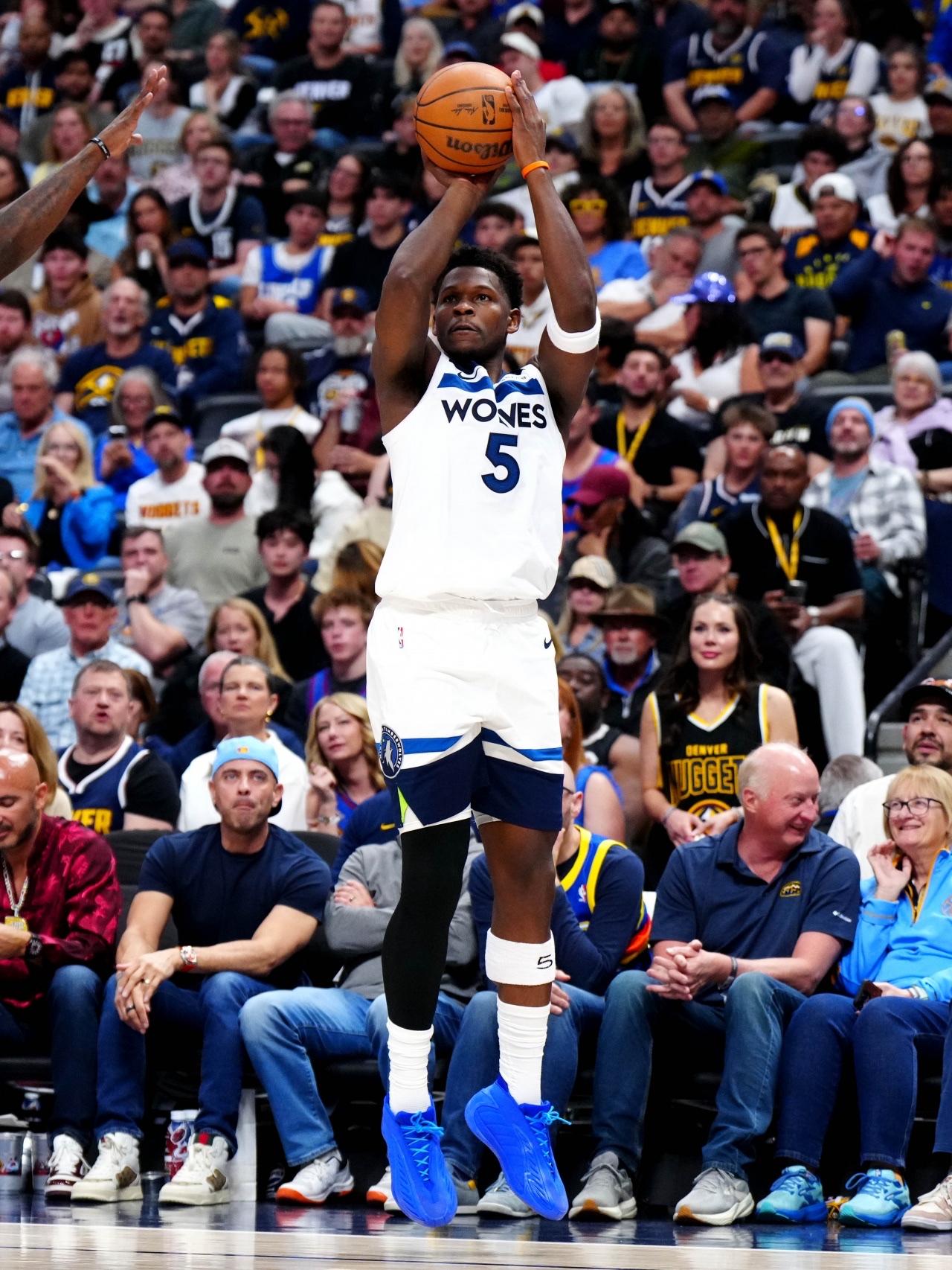 掘金真是啃了一块硬骨头！G2主场输给森林狼后，大比分变成了1-1，接下来两场回