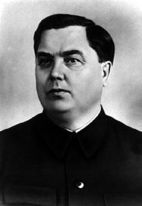 斯大林没有指定接班人。他逝世后，马林科夫虽被任命为党中央书记、部长会议主席，但他