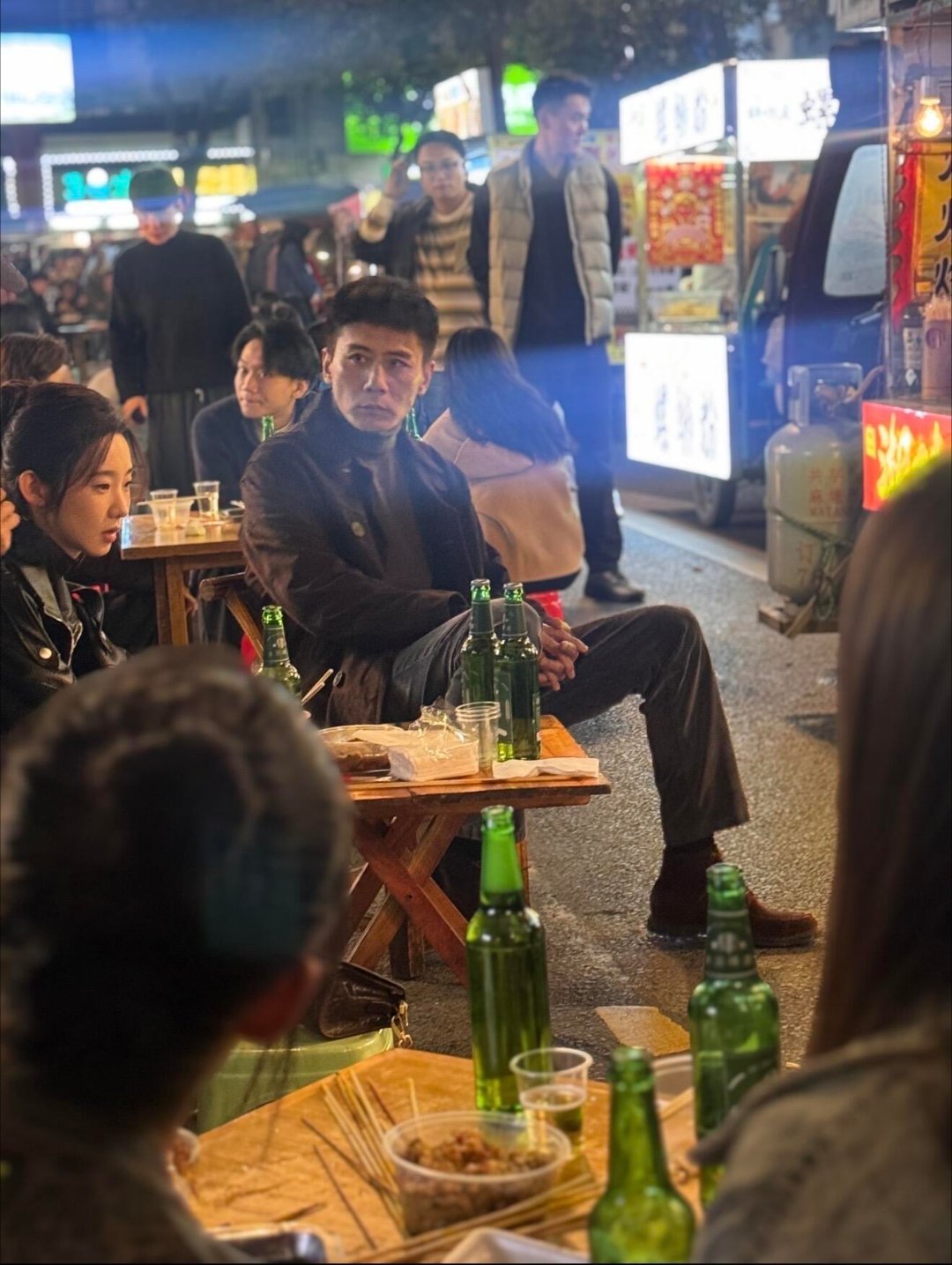 刘烨坐在小凳子上，难为他的大长腿了，哈哈。近日，有网友在岳阳偶遇刘烨拍戏，他坐在