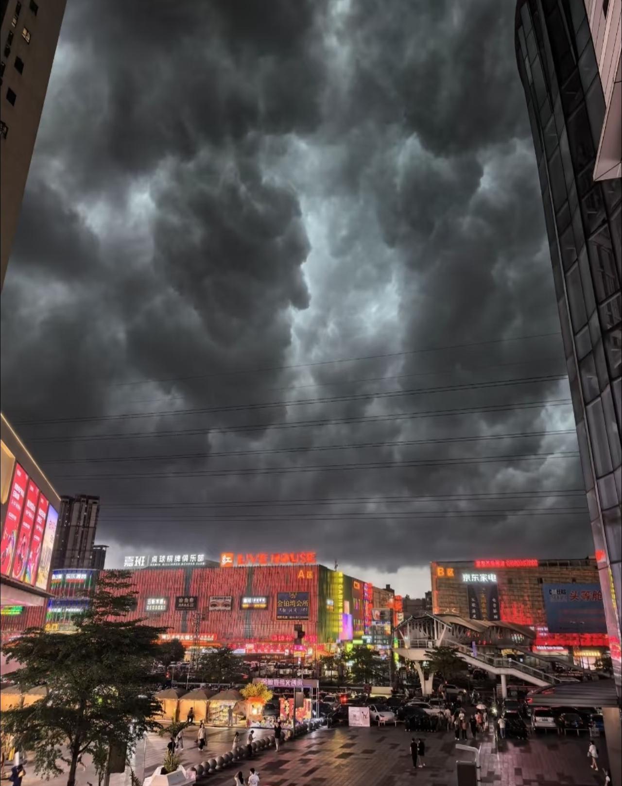 朋友拍的广州雷暴天气看着也太吓人了朋友昨天在广州旅游时正好遇到了雷暴天气