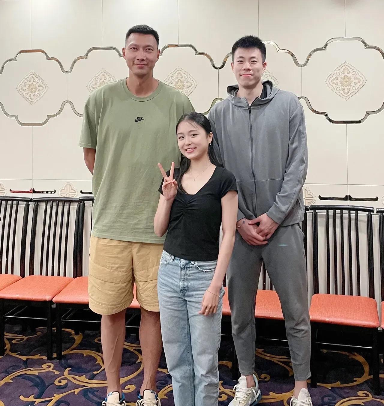 易建联有2米1多，前面这位女孩子至少也有1米8