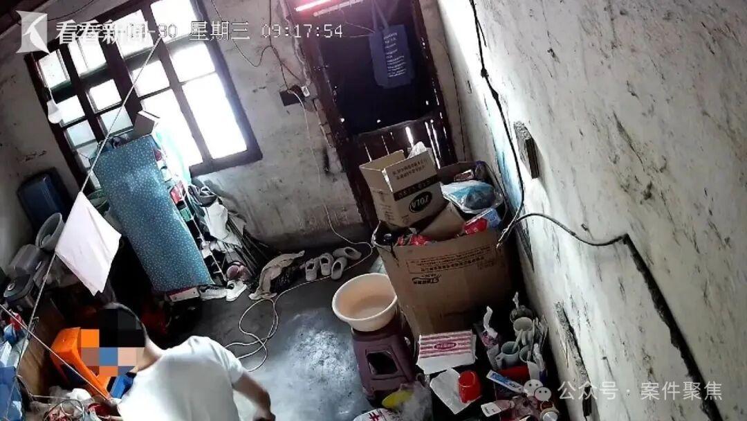 “胆大包天！”2025年9月，上海，一男子对女邻居说闲话的行为不满，为了报复，他