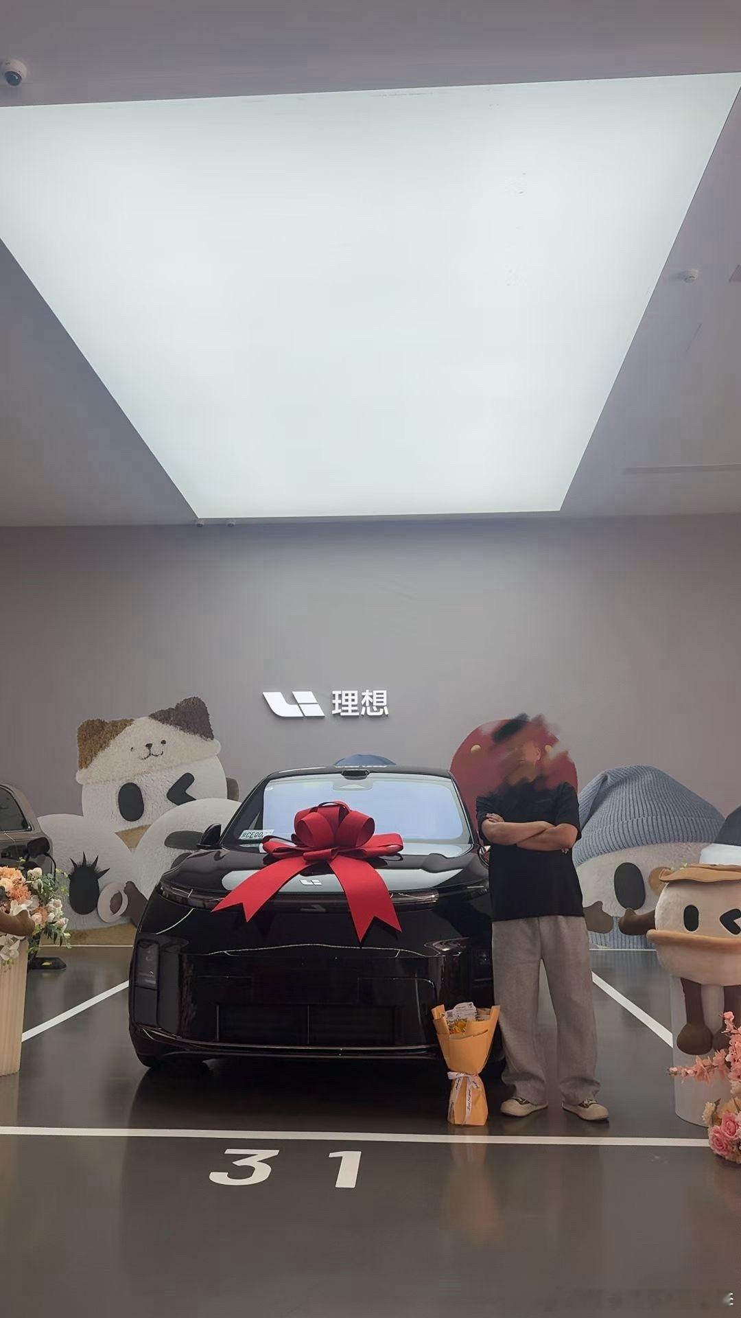 理想L9Livis我给我哥们安利的Livis提车了！我真是个金牌销售啊别干自媒