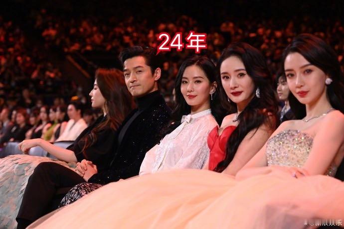 其实有85花在的微博之夜，她的座位都很差的，是85花里最差的，比不过唐嫣和刘诗诗