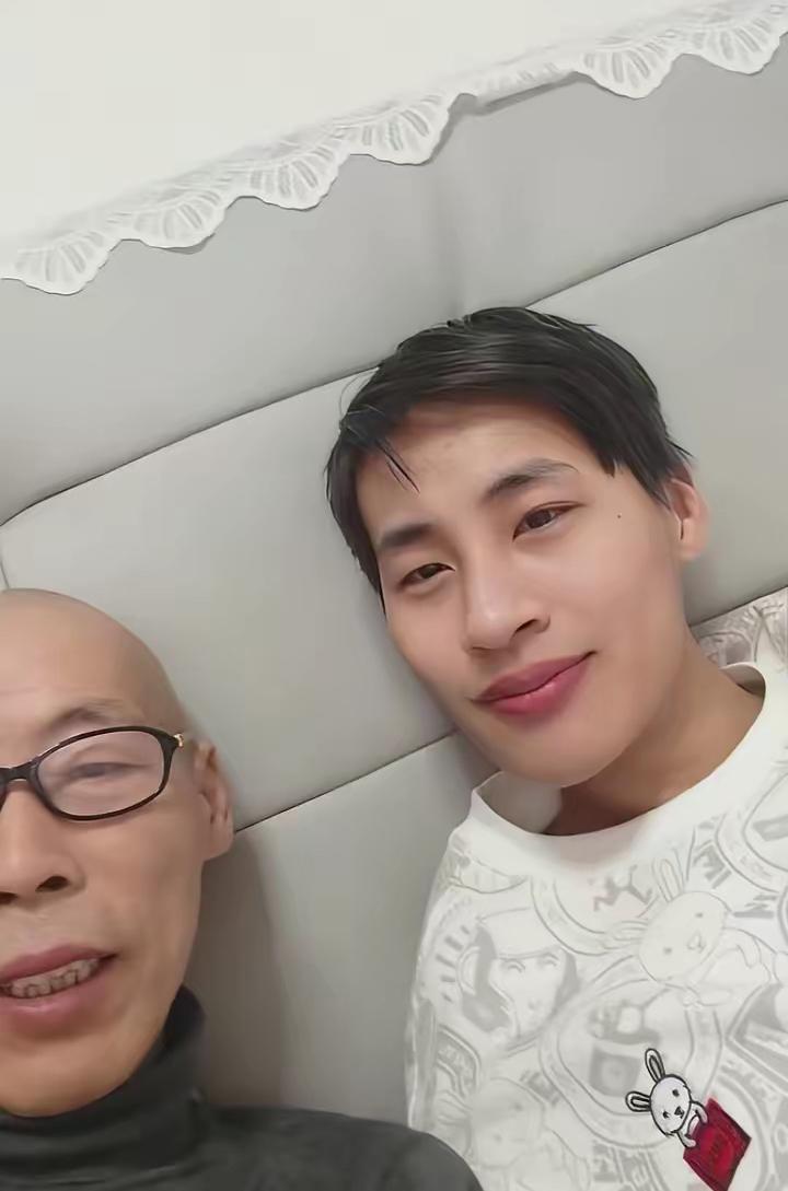 感觉张云鹏很愿意留在中国生活，无奈这次回国，是志愿者高洋担保回来。如果不回去，