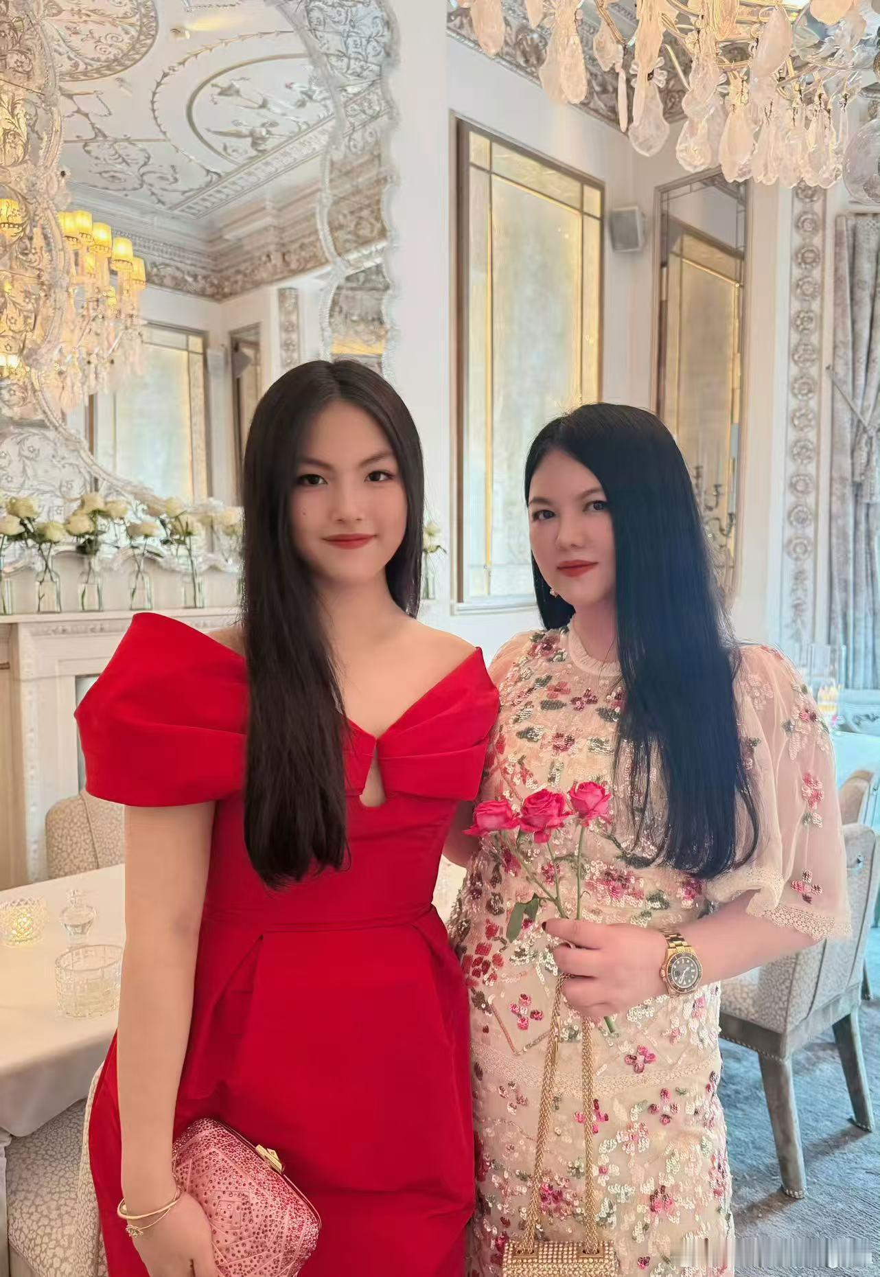 李湘和王诗龄的P图师百密一疏！李湘的胖手太抢镜了......猪肘子吃多了真的会变