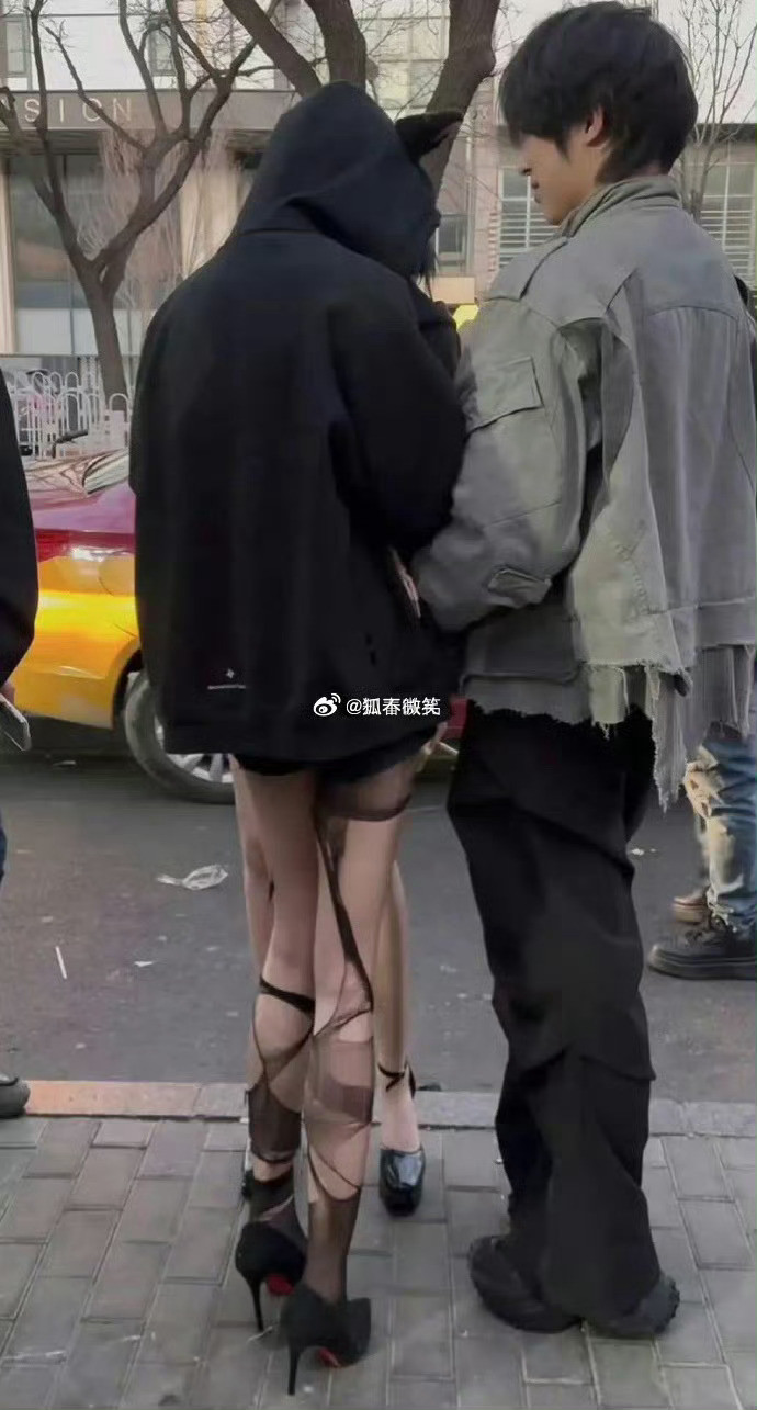 这袜子这么破，他是怎么穿进去的​​​​
