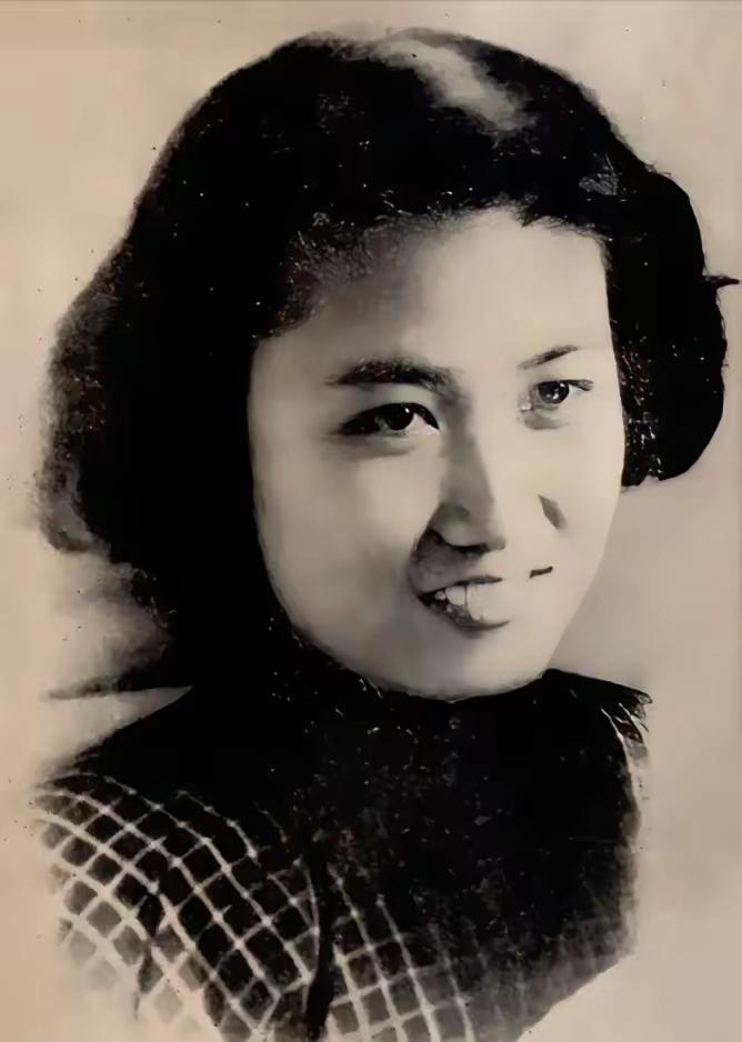 血书映丹心：张志新烈士的最后时光1975年4月，张志新在狱中咬破手指写下带