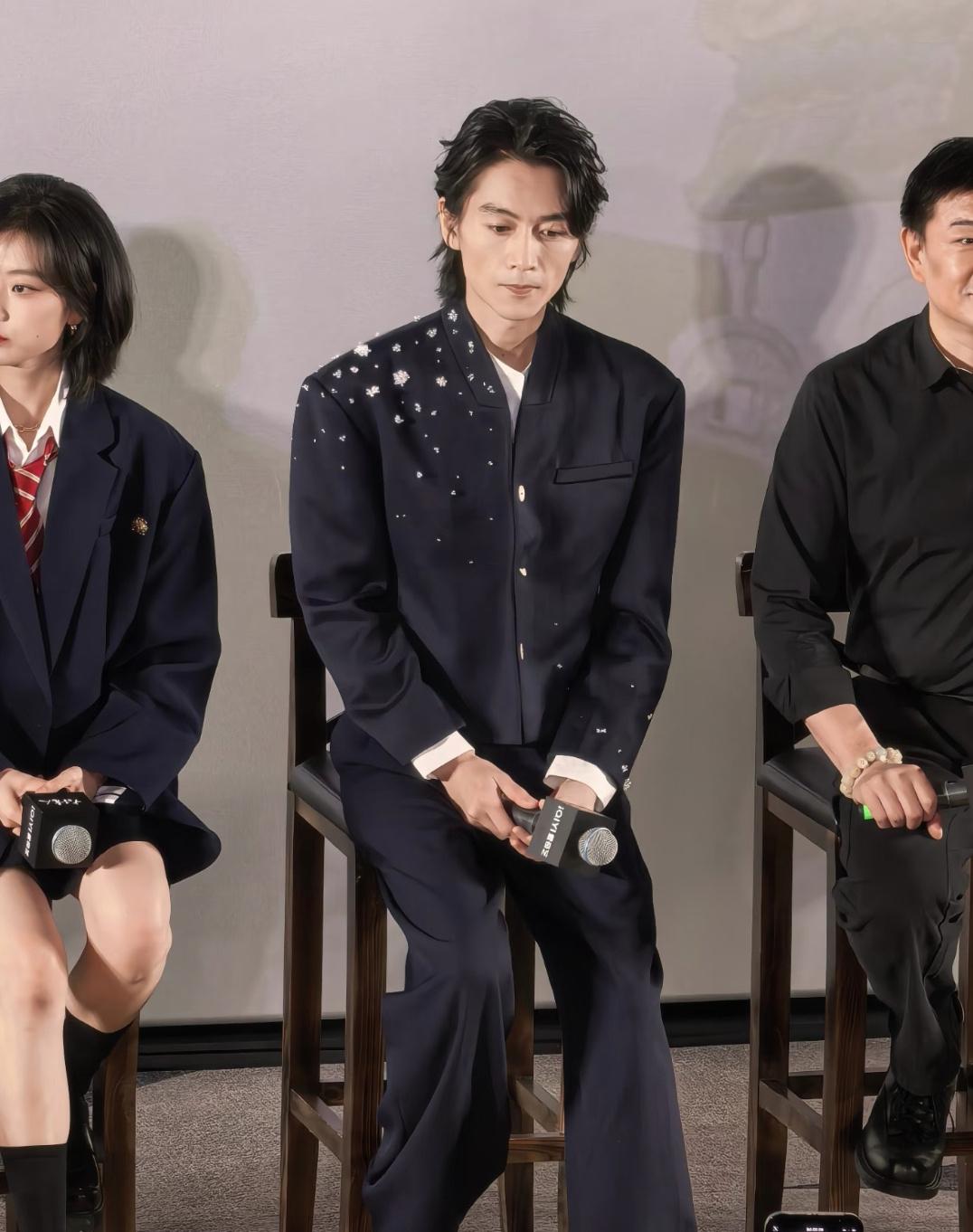 粉丝A：你看到陈晓最近的路透没？瘦得跟皮包骨似的，178的个子才一百斤，西装穿身