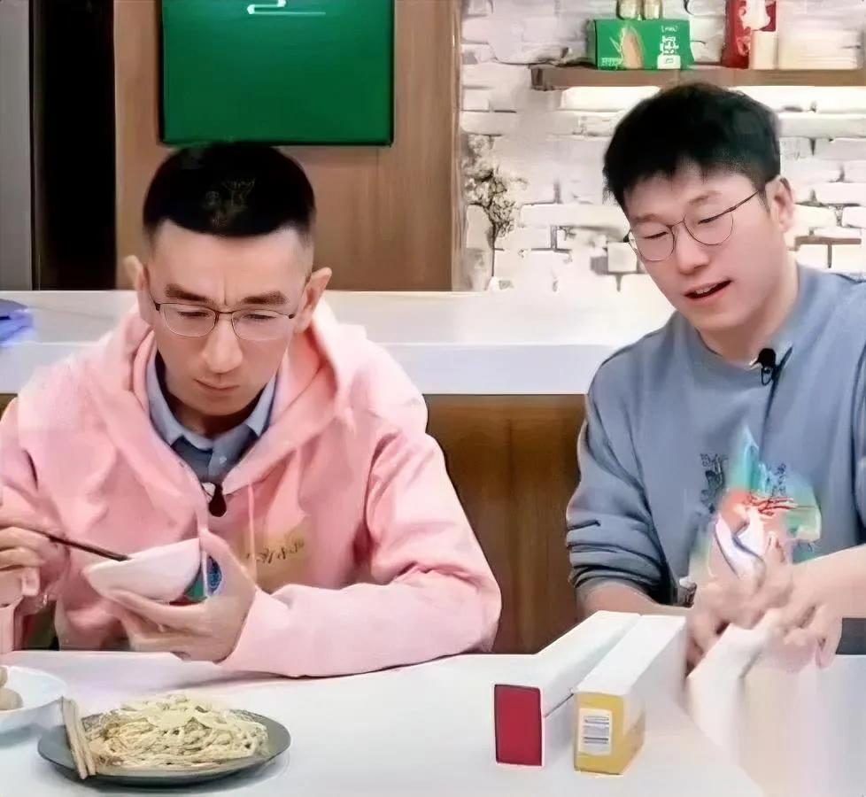 日月是汉子吗？董宇辉走时…他竟哼起《好日子》？当董宇辉收拾行李闹出走，这