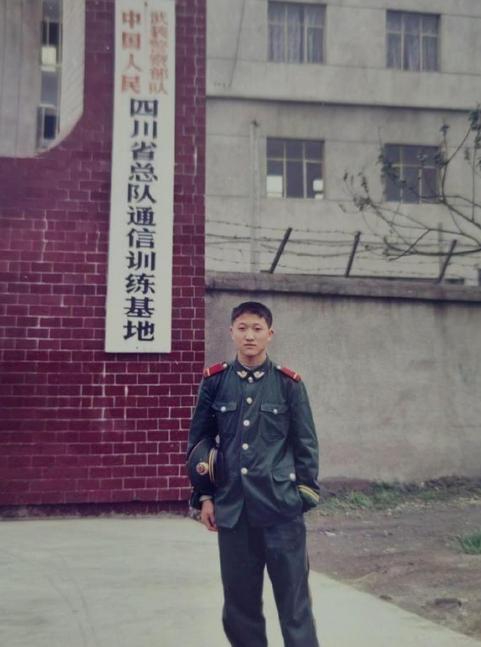 2006年，3名壮汉挟持一名18岁女学生，女孩在长途汽车上悄声向同车的一名武警战