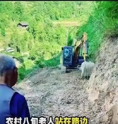 八旬老人站在路边，望着村里修路的挖掘机看了一下午，师傅察觉后主动上前询问大爷缘由