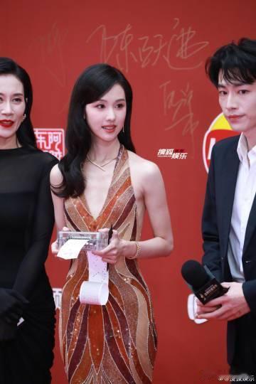 陈都灵美背露背礼裙的设计展现了她纤细的背部曲线，仿佛在悄悄诉说着她的故事，性感