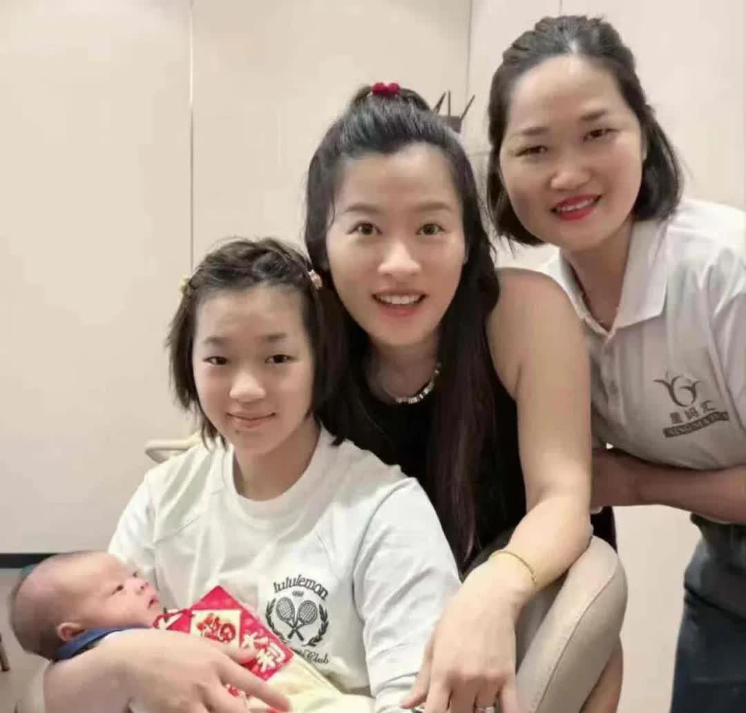 07月28日，全红婵出席师兄彭健烽的家庭满月家宴，看上去有点疲惫的样子，感觉全红