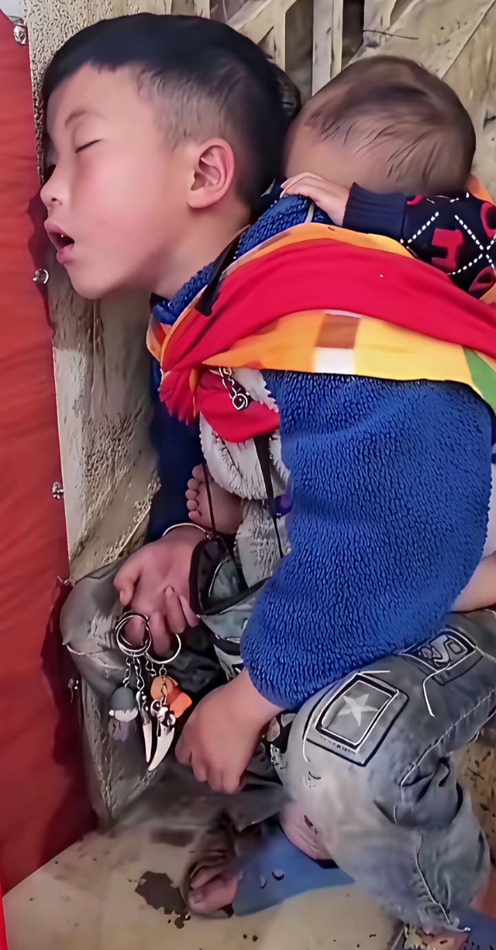都说有妈的孩子是个宝，可这孩子明明有妈，却活的还不如一棵草。邻村一女子和丈夫