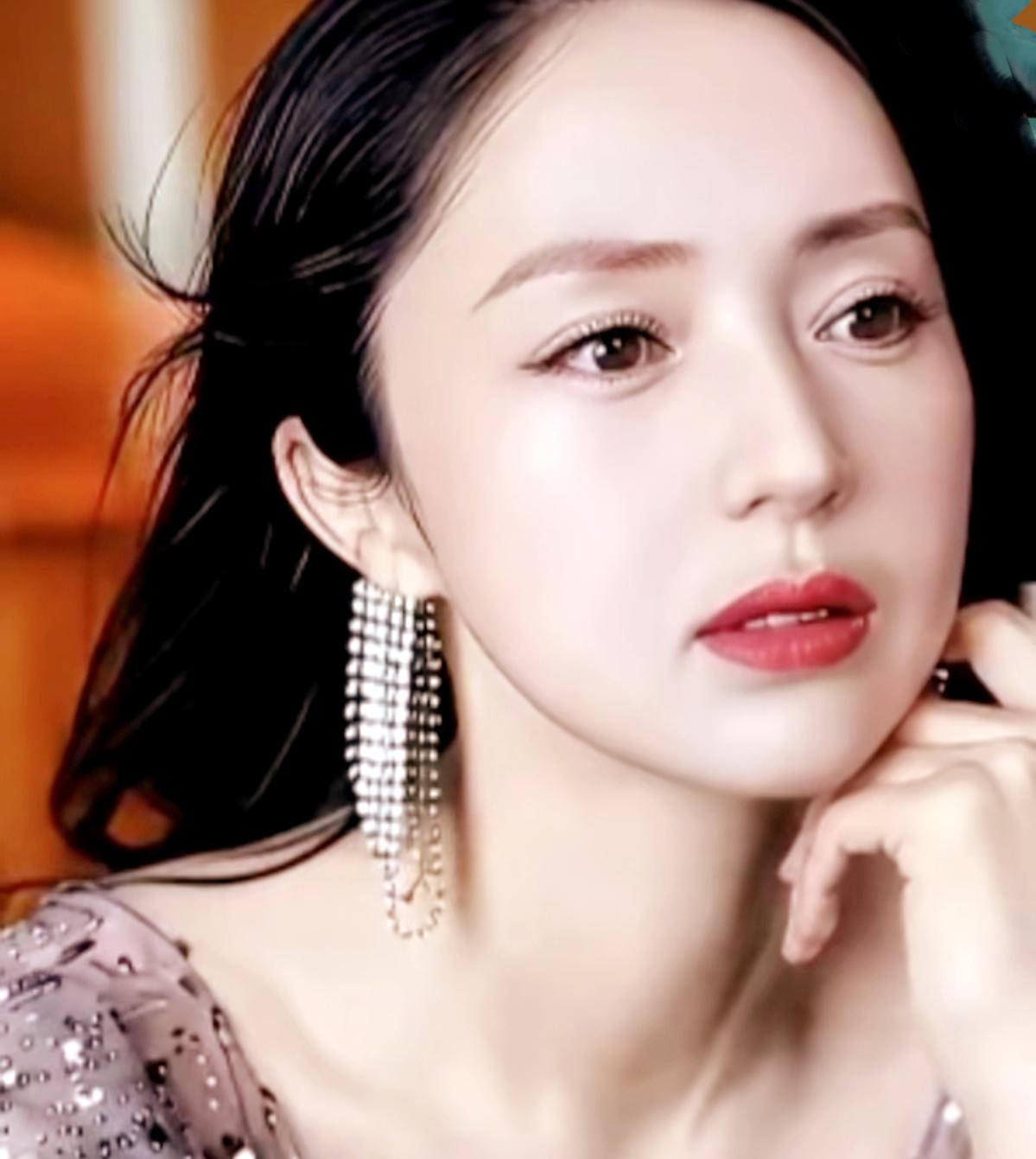 董璇自曝全年穿一次性内裤引发热议，网友算账发现按每天100元标准竟达3.6万/年