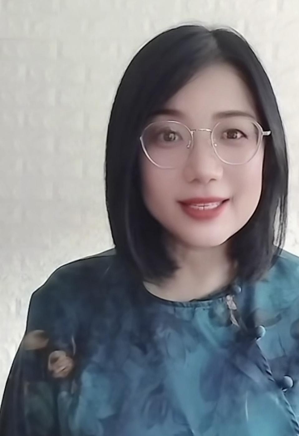 家人们，姐姐们下午好，你们听说了吗？昨天网红和东篱的会，终于开完了！哈哈我们大家