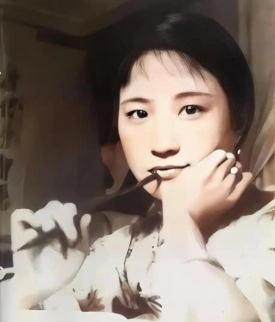 1965年，陆小曼去世后，好友揭露了她一个隐秘：她的前夫过分热衷房事，又体力过人