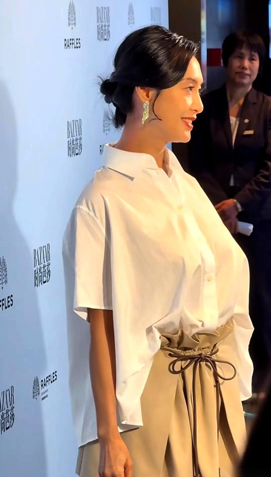 刚刷到朱茵，评论区直接炸了，都在说“紫霞仙子怎么开上大G了”。我心想什么鬼，点