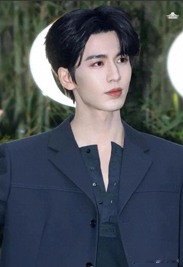 明眼人都知道，不知道你们发现没？张凌赫一上台那个气场，根本不像演的，