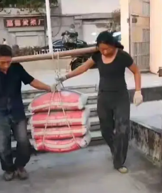 重庆一名38岁扛楼女工，为还120万元的巨额债款，自己与丈夫一起做搬运工已有6年