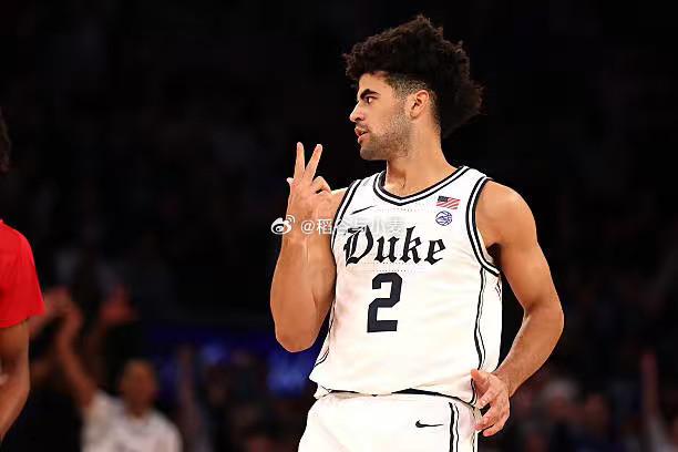 杜克大学在社交媒体上官方宣布，球队的大一后场球员凯登-布泽尔（CaydenBo